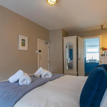 Anchorage Guest House, 3*
