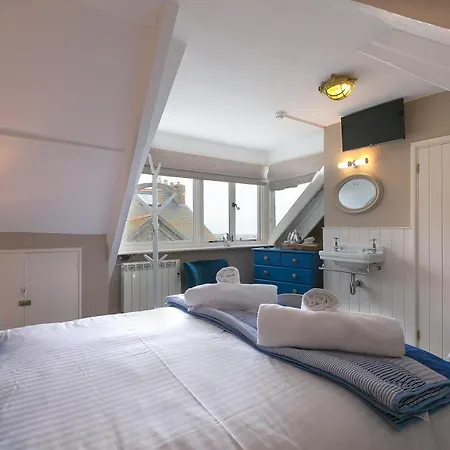 Anchorage Guest House, 3*